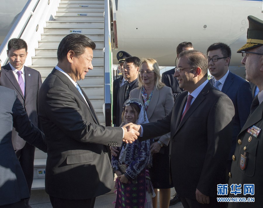  11月14日，國(guó)家主席習(xí)近平抵達(dá)土耳其安塔利亞，應(yīng)土耳其共和國(guó)總統(tǒng)埃爾多安邀請(qǐng)，出席二十國(guó)集團(tuán)領(lǐng)導(dǎo)人第十次峰會(huì)。土耳其高級(jí)官員到機(jī)場(chǎng)迎接習(xí)近平主席一行。新華社記者 李學(xué)仁 攝 