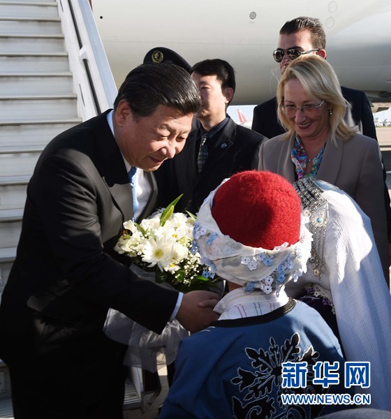 11月14日，國(guó)家主席習(xí)近平抵達(dá)土耳其安塔利亞，應(yīng)土耳其共和國(guó)總統(tǒng)埃爾多安邀請(qǐng)，出席二十國(guó)集團(tuán)領(lǐng)導(dǎo)人第十次峰會(huì)。這是土耳其兒童向習(xí)近平主席獻(xiàn)花。新華社記者 饒愛(ài)民 攝 