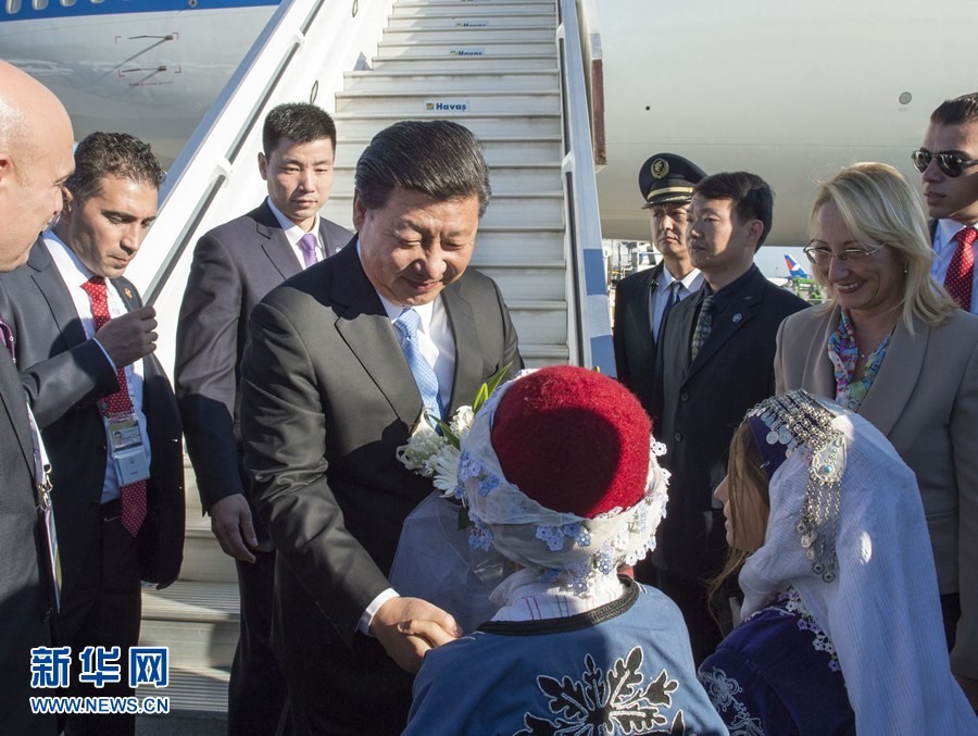 11月14日，國(guó)家主席習(xí)近平抵達(dá)土耳其安塔利亞，應(yīng)土耳其共和國(guó)總統(tǒng)埃爾多安邀請(qǐng)，出席二十國(guó)集團(tuán)領(lǐng)導(dǎo)人第十次峰會(huì)。這是土耳其兒童向習(xí)近平主席獻(xiàn)花。新華社記者 李學(xué)仁 攝 