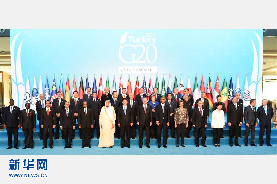 11月15日，中國(guó)國(guó)家主席習(xí)近平出席在土耳其安塔利亞舉行的二十國(guó)集團(tuán)領(lǐng)導(dǎo)人第十次峰會(huì)。這是習(xí)近平主席同與會(huì)領(lǐng)導(dǎo)人合影。 新華社記者李學(xué)仁 攝 