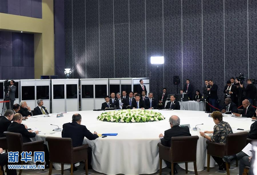  11月15日，金磚國家領導人非正式會晤在土耳其安塔利亞舉行，中國國家主席習近平、俄羅斯總統(tǒng)普京、印度總理莫迪、南非總統(tǒng)祖馬、巴西總統(tǒng)羅塞夫出席。習近平在會上發(fā)表題為《開拓機遇應對挑戰(zhàn)》的重要講話。 新華社記者 饒愛民 攝 