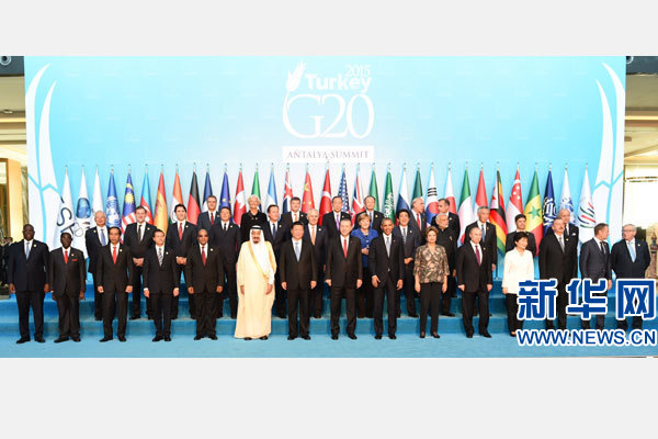 11月15日，二十國集團(tuán)領(lǐng)導(dǎo)人第十次峰會(huì)在土耳其安塔利亞舉行。國家主席習(xí)近平出席并發(fā)表題為《創(chuàng)新增長路徑共享發(fā)展成果》的重要講話。這是習(xí)近平主席同與會(huì)領(lǐng)導(dǎo)人合影。 新華社記者 李學(xué)仁 攝