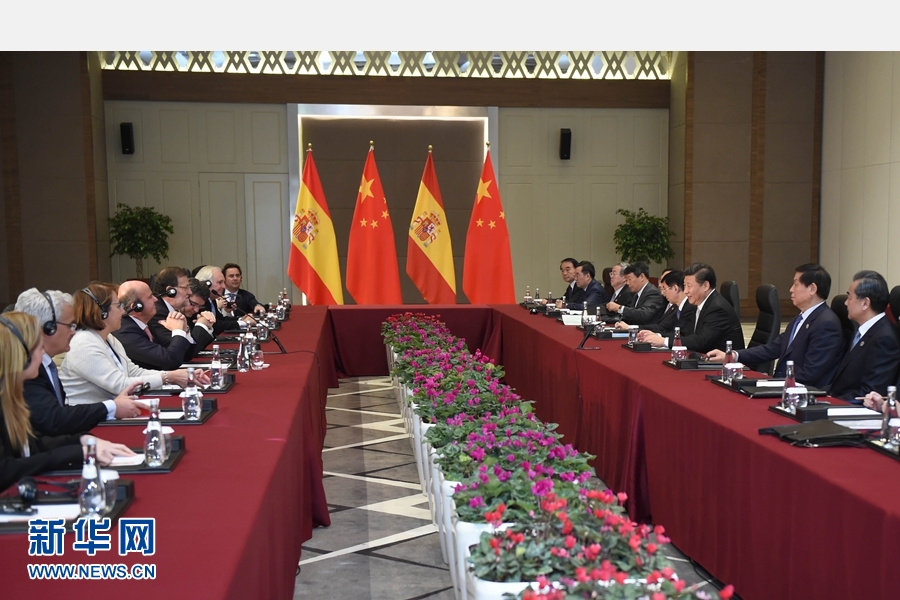 11月16日，國(guó)家主席習(xí)近平在土耳其安塔利亞會(huì)見西班牙首相拉霍伊。 新華社記者 張鐸 攝