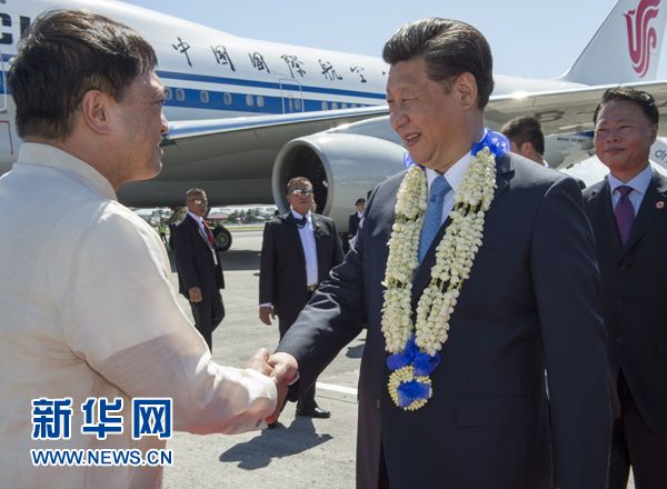 11月17日，國家主席習(xí)近平抵達(dá)菲律賓首都馬尼拉尼諾&middot;阿基諾國際機(jī)場，出席即將舉行的亞太經(jīng)合組織第二十三次領(lǐng)導(dǎo)人非正式會議。菲律賓高級官員到機(jī)場迎接習(xí)近平主席。新華社記者李學(xué)仁攝