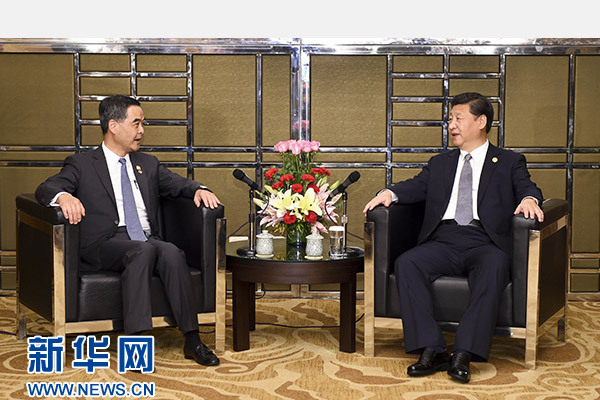 11月18日，國家主席習(xí)近平在菲律賓馬尼拉會(huì)見前來出席亞太經(jīng)合組織第二十三次領(lǐng)導(dǎo)人非正式會(huì)議的香港特別行政區(qū)行政長官梁振英。新華社記者謝環(huán)馳攝