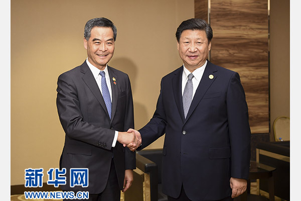 11月18日，國家主席習(xí)近平在菲律賓馬尼拉會(huì)見前來出席亞太經(jīng)合組織第二十三次領(lǐng)導(dǎo)人非正式會(huì)議的香港特別行政區(qū)行政長官梁振英。新華社記者謝環(huán)馳攝