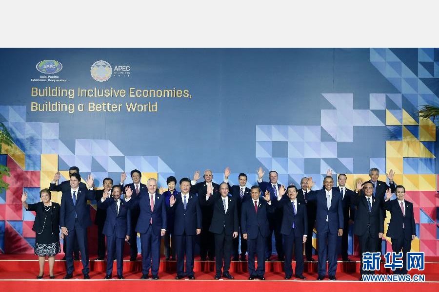 這是會議開始前，國家主席習(xí)近平同其他亞太經(jīng)合組織成員經(jīng)濟體領(lǐng)導(dǎo)人、代表合影。 新華社記者 姚大偉 攝