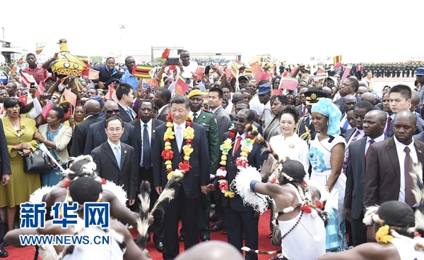 12月1日，中國(guó)國(guó)家主席習(xí)近平乘專機(jī)抵達(dá)津巴布韋首都哈拉雷，開始對(duì)津巴布韋進(jìn)行國(guó)事訪問。津巴布韋總統(tǒng)穆加貝在機(jī)場(chǎng)舉行隆重歡迎儀式。這是當(dāng)?shù)孛癖娞饸g快熱情的傳統(tǒng)舞蹈，歡迎習(xí)近平和彭麗媛到訪。新華社記者 謝環(huán)馳 攝 