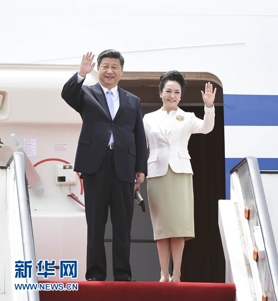 12月1日，中國(guó)國(guó)家主席習(xí)近平乘專機(jī)抵達(dá)津巴布韋首都哈拉雷，開始對(duì)津巴布韋進(jìn)行國(guó)事訪問。津巴布韋總統(tǒng)穆加貝在機(jī)場(chǎng)舉行隆重歡迎儀式。這是習(xí)近平和夫人彭麗媛向歡迎人群揮手致意。新華社記者 謝環(huán)馳 攝 