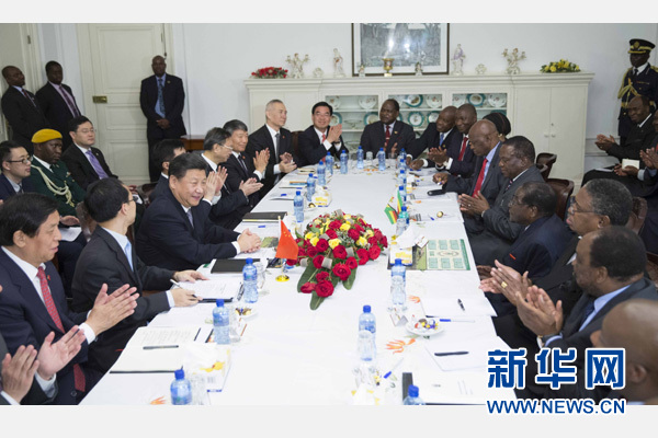 12月1日，國家主席習(xí)近平在哈拉雷同津巴布韋總統(tǒng)穆加貝舉行會(huì)談。 新華社記者 黃敬文 攝 