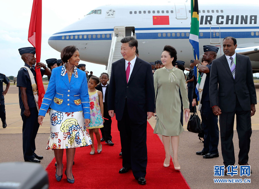 12月2日，國家主席習(xí)近平抵達(dá)南非首都比勒陀利亞，開始對(duì)南非進(jìn)行國事訪問。南非外長馬沙巴內(nèi)等政府高級(jí)官員到機(jī)場(chǎng)迎接習(xí)近平和夫人彭麗媛。新華社記者蘭紅光攝