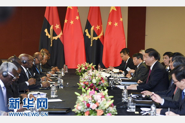 12月3日，國家主席習近平在約翰內(nèi)斯堡會見安哥拉總統(tǒng)多斯桑托斯。 新華社記者 謝環(huán)馳 攝