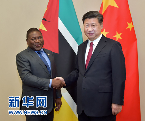 12月3日，國(guó)家主席習(xí)近平在約翰內(nèi)斯堡會(huì)見(jiàn)莫桑比克總統(tǒng)紐西。新華社記者 李濤 攝 
