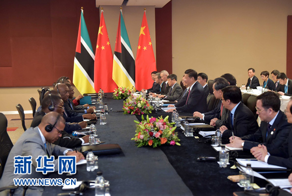 12月3日，國(guó)家主席習(xí)近平在約翰內(nèi)斯堡會(huì)見(jiàn)莫桑比克總統(tǒng)紐西。新華社記者 李濤 攝 