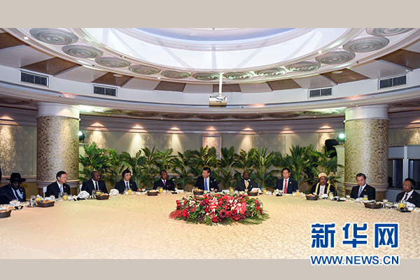 12月4日，國(guó)家主席習(xí)近平在約翰內(nèi)斯堡集體會(huì)見(jiàn)13位非洲國(guó)家領(lǐng)導(dǎo)人。 新華社記者 謝環(huán)馳 攝