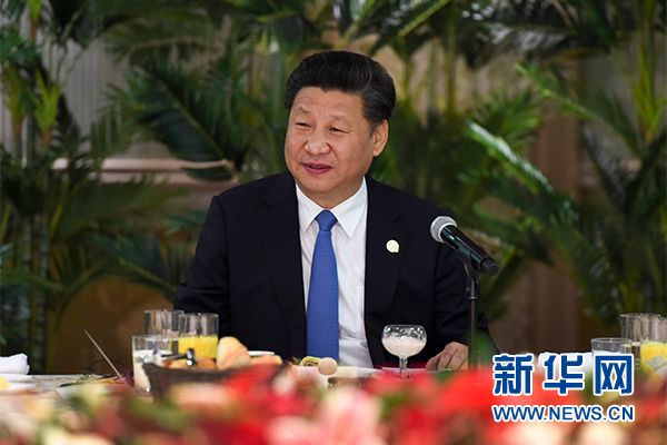 12月4日，國(guó)家主席習(xí)近平在約翰內(nèi)斯堡集體會(huì)見(jiàn)13位非洲國(guó)家領(lǐng)導(dǎo)人。 新華社記者 謝環(huán)馳 攝