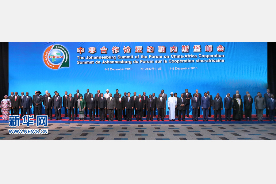 12月4日，國家主席習(xí)近平出席中非合作論壇約翰內(nèi)斯堡峰會開幕式并發(fā)表致辭。這是開幕式后，習(xí)近平同與會國家和地區(qū)組織領(lǐng)導(dǎo)人或代表集體合影。新華社記者龐興雷攝 