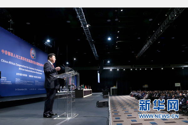 12月4日，國家主席習(xí)近平在約翰內(nèi)斯堡出席中非領(lǐng)導(dǎo)人與工商界代表高層對話會暨第五屆中非企業(yè)家大會閉幕式并發(fā)表題為《攜手共進(jìn)，譜寫中非合作新篇章》的重要講話。新華社記者 姚大偉 攝