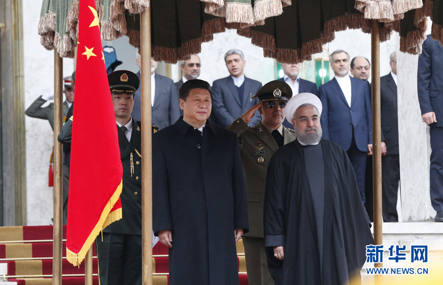 1月23日，國家主席習(xí)近平同伊朗總統(tǒng)魯哈尼在德黑蘭薩德阿巴德王宮舉行會談。這是會談前，習(xí)近平主席出席魯哈尼總統(tǒng)舉行的隆重歡迎儀式。新華社記者 鞠鵬 攝