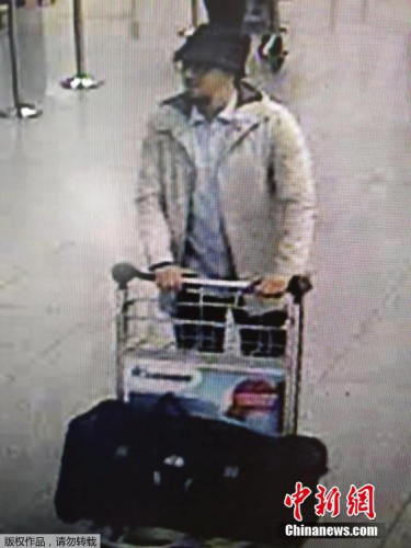 比利時(shí)聯(lián)邦警察公布一張機(jī)場監(jiān)控拍攝下的三名機(jī)場恐襲嫌疑犯的視頻截圖。