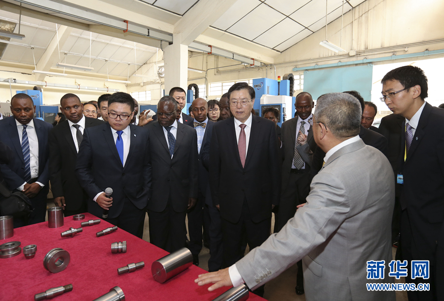 這是3月25日，張德江在肯尼亞首都內羅畢考察中肯職業(yè)教育合作示范中心。 新華社記者丁林攝