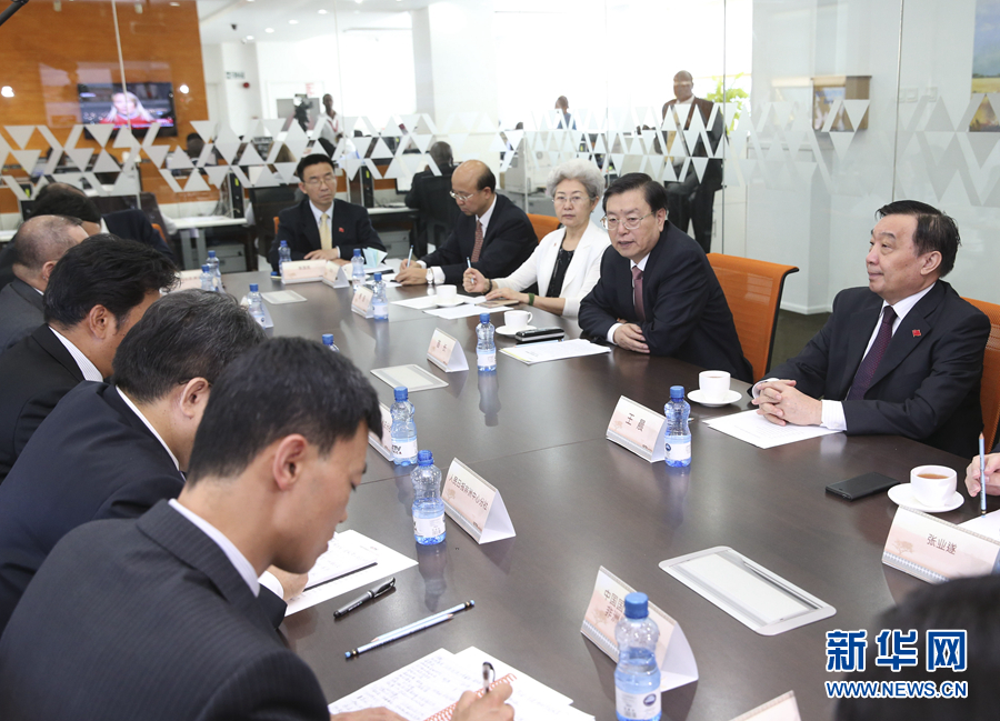 這是3月25日，張德江在肯尼亞首都內羅畢考察中央電視臺非洲分臺并接見中央媒體駐非洲機構負責人。 新華社記者馬占成攝