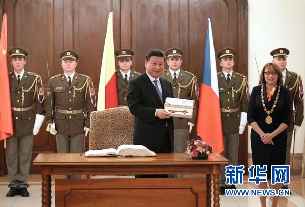 當(dāng)?shù)貢r(shí)間3月29日，國家主席習(xí)近平在捷克布拉格會見布拉格市長科爾娜喬娃，并接受科爾娜喬娃代表該市贈予的城市鑰匙。 新華社記者 龐興雷攝