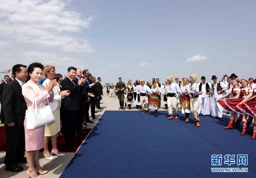6月17日，國家主席習近平乘專機抵達貝爾格萊德，開始對塞爾維亞共和國進行國事訪問。塞爾維亞民眾跳起歡快熱情的傳統(tǒng)舞蹈科羅舞熱烈歡迎習近平和夫人彭麗媛到訪。新華社記者 饒愛民 攝 