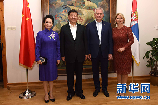 當(dāng)?shù)貢r間6月17日，國家主席習(xí)近平同塞爾維亞總統(tǒng)尼科利奇在貝爾格萊德舉行會晤。這是習(xí)近平和夫人彭麗媛同尼科利奇夫婦在和平別墅合影。新華社記者饒愛民攝