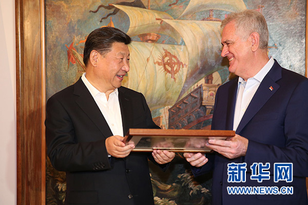 當(dāng)?shù)貢r間6月17日，國家主席習(xí)近平同塞爾維亞總統(tǒng)尼科利奇在貝爾格萊德舉行會晤。這是尼科利奇向習(xí)近平贈送紀(jì)念品。新華社記者饒愛民攝