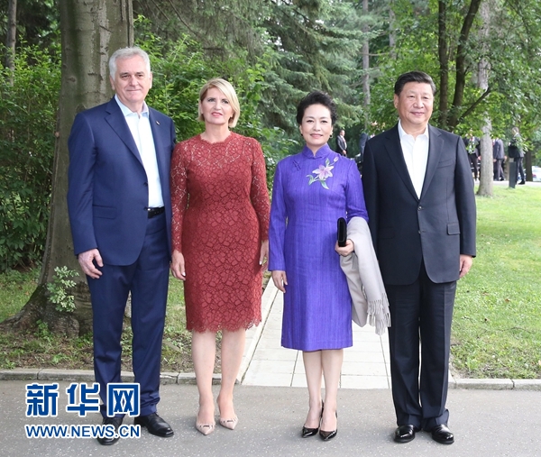 當(dāng)?shù)貢r間6月17日，國家主席習(xí)近平同塞爾維亞總統(tǒng)尼科利奇在貝爾格萊德舉行會晤。這是習(xí)近平和夫人彭麗媛同尼科利奇夫婦在和平別墅合影。新華社記者 丁林 攝