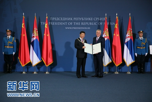 6月18日，國家主席習(xí)近平在貝爾格萊德同塞爾維亞總統(tǒng)尼科利奇舉行會談。會談后，尼科利奇向習(xí)近平授予塞爾維亞最高級別勛章&ldquo;共和國一級榮譽勛章&rdquo;，感謝習(xí)近平為中塞關(guān)系發(fā)展作出的杰出貢獻。新華社記者蘭紅光攝 