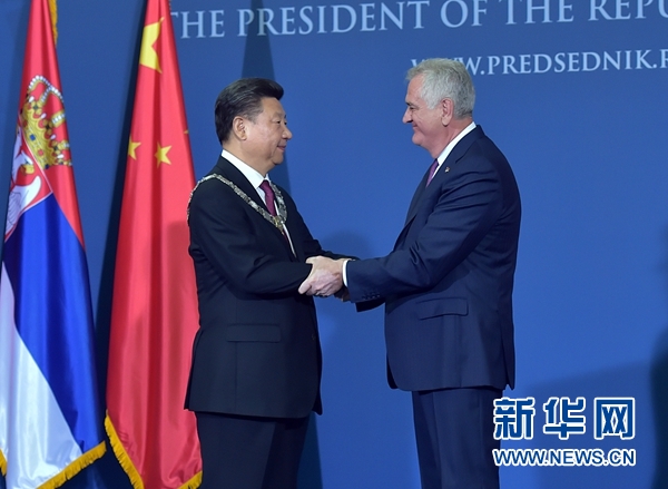 6月18日，國家主席習(xí)近平在貝爾格萊德同塞爾維亞總統(tǒng)尼科利奇舉行會談。會談后，尼科利奇向習(xí)近平授予塞爾維亞最高級別勛章&ldquo;共和國一級榮譽勛章&rdquo;，感謝習(xí)近平為中塞關(guān)系發(fā)展作出的杰出貢獻。新華社記者 李濤 攝 