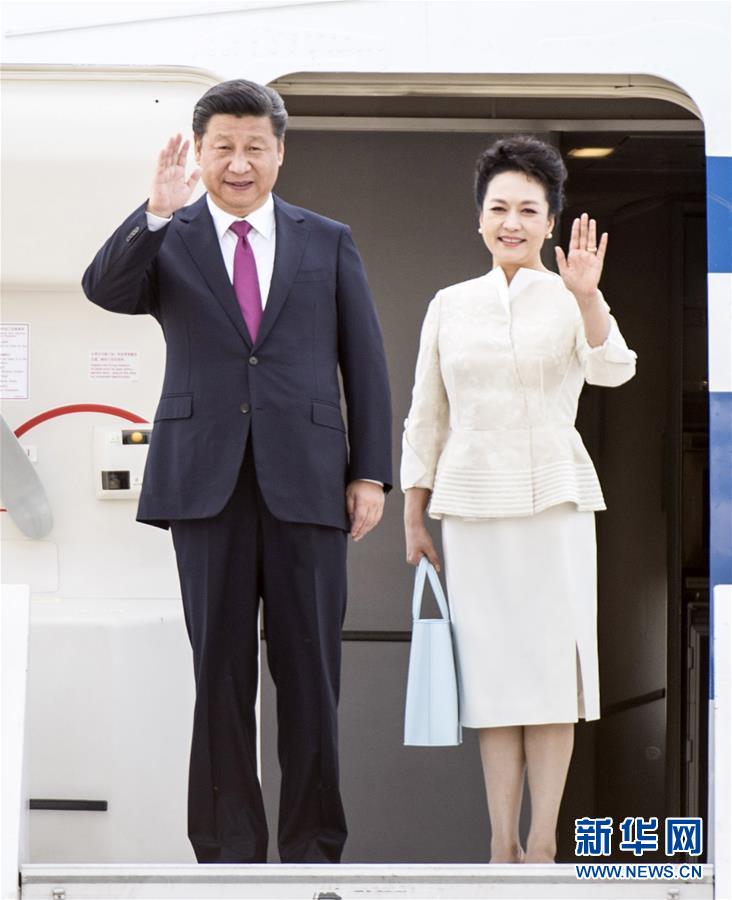 6月19日，國家主席習(xí)近平抵達華沙，開始對波蘭共和國進行國事訪問。這是習(xí)近平和夫人彭麗媛步出艙門。 新華社記者 謝環(huán)馳 攝 