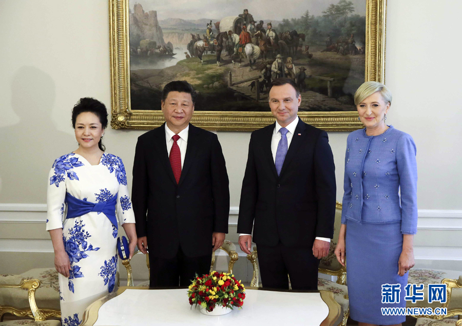6月20日，國家主席習(xí)近平出席波蘭總統(tǒng)杜達在華沙總統(tǒng)府舉行的隆重歡迎儀式。歡迎儀式后，習(xí)近平和夫人彭麗媛同杜達和夫人阿加塔簡短寒暄。新華社記者 蘭紅光 攝