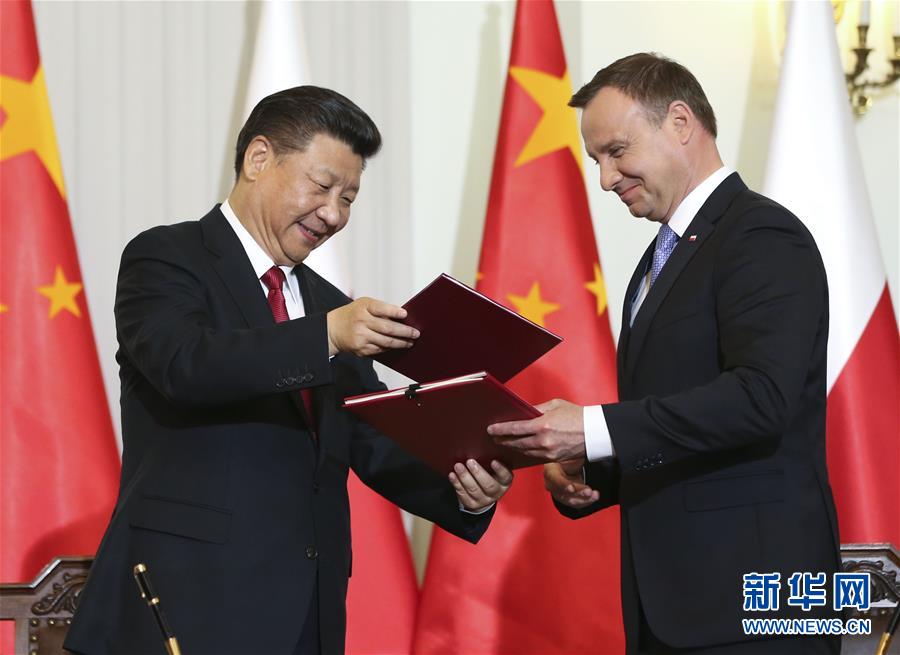 6月20日，國(guó)家主席習(xí)近平在華沙同波蘭總統(tǒng)杜達(dá)舉行會(huì)談。這是會(huì)談后，兩國(guó)元首共同簽署《中華人民共和國(guó)和波蘭共和國(guó)關(guān)于建立全面戰(zhàn)略伙伴關(guān)系的聯(lián)合聲明》。新華社記者蘭紅光攝