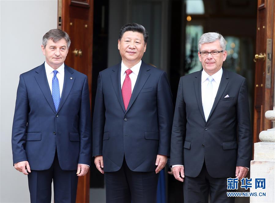 6月20日，國(guó)家主席習(xí)近平在華沙瓦津基公園水上宮殿會(huì)見波蘭參議長(zhǎng)卡切夫斯基（右）和眾議長(zhǎng)庫赫欽斯基。 新華社記者 姚大偉 攝  