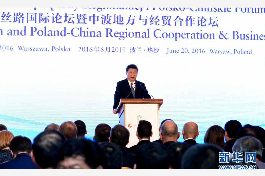 6月20日，國(guó)家主席習(xí)近平、波蘭總統(tǒng)杜達(dá)在華沙共同出席絲路國(guó)際論壇暨中波地方與經(jīng)貿(mào)合作論壇開幕式。習(xí)近平發(fā)表題為《攜手同心　共創(chuàng)未來(lái)》的重要講話。新華社記者 饒愛民 攝