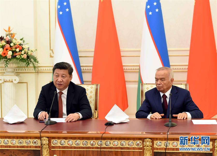 6月22日，國(guó)家主席習(xí)近平在塔什干庫克薩萊國(guó)賓館同烏茲別克斯坦總統(tǒng)卡里莫夫舉行會(huì)談。會(huì)談后，兩國(guó)元首共同會(huì)見記者。 新華社記者饒愛民攝