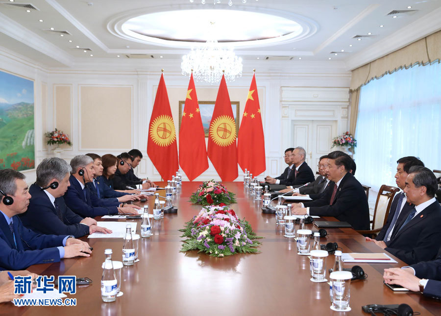 6月24日，國家主席習近平在烏茲別克斯坦塔什干會見吉爾吉斯斯坦總統(tǒng)阿坦巴耶夫。 新華社記者 馬占成 攝