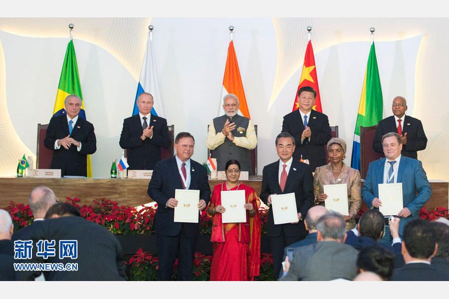 10月16日，金磚國家領導人第八次會晤在印度果阿舉行。中國國家主席習近平、印度總理莫迪、南非總統(tǒng)祖馬、巴西總統(tǒng)特梅爾、俄羅斯總統(tǒng)普京出席。這是會晤結束后，5國領導人共同見證合作文件的簽署，并出席聯(lián)合記者會。新華社記者謝環(huán)馳攝 