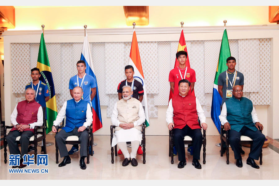 10月15日，國家主席習近平與印度總理莫迪、南非總統(tǒng)祖馬、巴西總統(tǒng)特梅爾、俄羅斯總統(tǒng)普京在印度果阿同參加金磚國家17歲以下少年足球賽的各國代表隊隊長合影。新華社記者姚大偉攝 