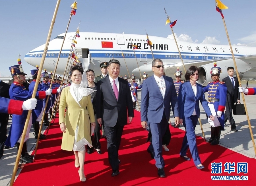 當(dāng)?shù)貢r間11月17日，國家主席習(xí)近平乘專機(jī)抵達(dá)基多，開始對厄瓜多爾共和國進(jìn)行國事訪問。厄瓜多爾總統(tǒng)科雷亞和夫人馬勒布等在機(jī)場熱情迎接習(xí)近平和夫人彭麗媛。新華社記者 鞠鵬 攝 