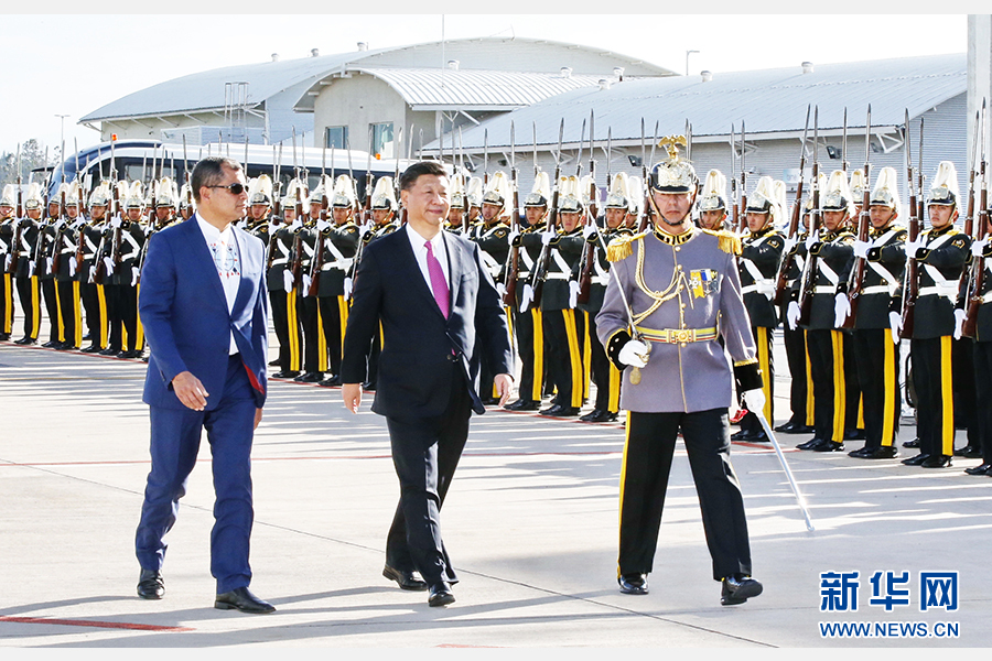 當(dāng)?shù)貢r間11月17日，國家主席習(xí)近平乘專機(jī)抵達(dá)基多，開始對厄瓜多爾共和國進(jìn)行國事訪問。這是厄瓜多爾總統(tǒng)科雷亞在機(jī)場為習(xí)近平舉行隆重歡迎儀式。新華社記者 鞠鵬 攝 