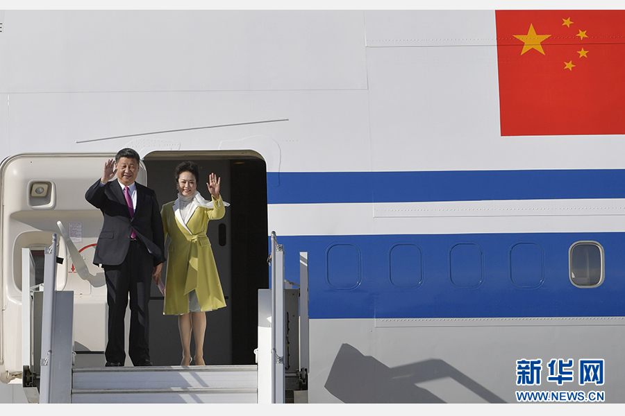 當(dāng)?shù)貢r間11月17日，國家主席習(xí)近平乘專機(jī)抵達(dá)基多，開始對厄瓜多爾共和國進(jìn)行國事訪問。這是習(xí)近平與夫人彭麗媛向歡迎人群揮手致意。新華社記者 王曄 攝 