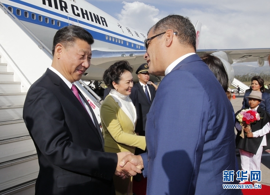 當(dāng)?shù)貢r間11月17日，國家主席習(xí)近平乘專機(jī)抵達(dá)基多，開始對厄瓜多爾共和國進(jìn)行國事訪問。厄瓜多爾總統(tǒng)科雷亞和夫人馬勒布等在舷梯旁熱情迎接習(xí)近平和夫人彭麗媛。新華社記者 鞠鵬 攝