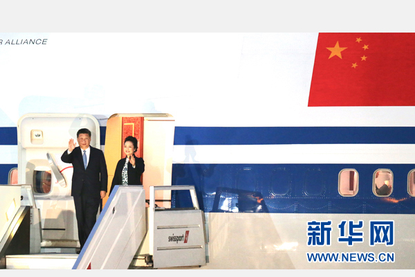 當(dāng)?shù)貢r(shí)間11月18日，國(guó)家主席習(xí)近平抵達(dá)利馬，出席亞太經(jīng)合組織第二十四次領(lǐng)導(dǎo)人非正式會(huì)議并對(duì)秘魯共和國(guó)進(jìn)行國(guó)事訪問(wèn)。習(xí)近平和夫人彭麗媛受到秘魯副總統(tǒng)阿勞斯等熱情迎接。新華社記者 丁林 攝