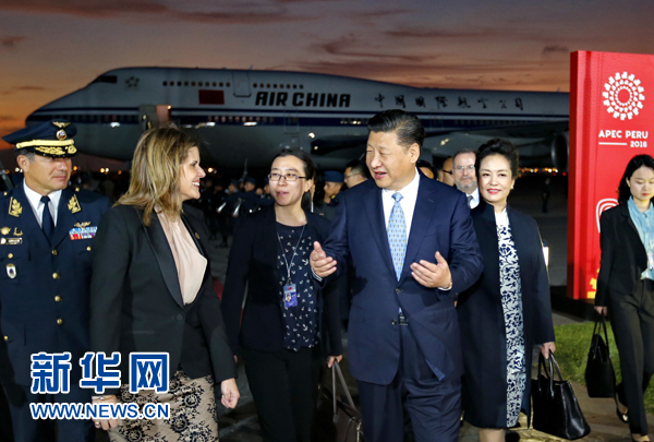 當(dāng)?shù)貢r(shí)間11月18日，國(guó)家主席習(xí)近平抵達(dá)利馬，出席亞太經(jīng)合組織第二十四次領(lǐng)導(dǎo)人非正式會(huì)議并對(duì)秘魯共和國(guó)進(jìn)行國(guó)事訪問(wèn)。習(xí)近平和夫人彭麗媛受到秘魯副總統(tǒng)阿勞斯等熱情迎接。新華社記者 鞠鵬 攝