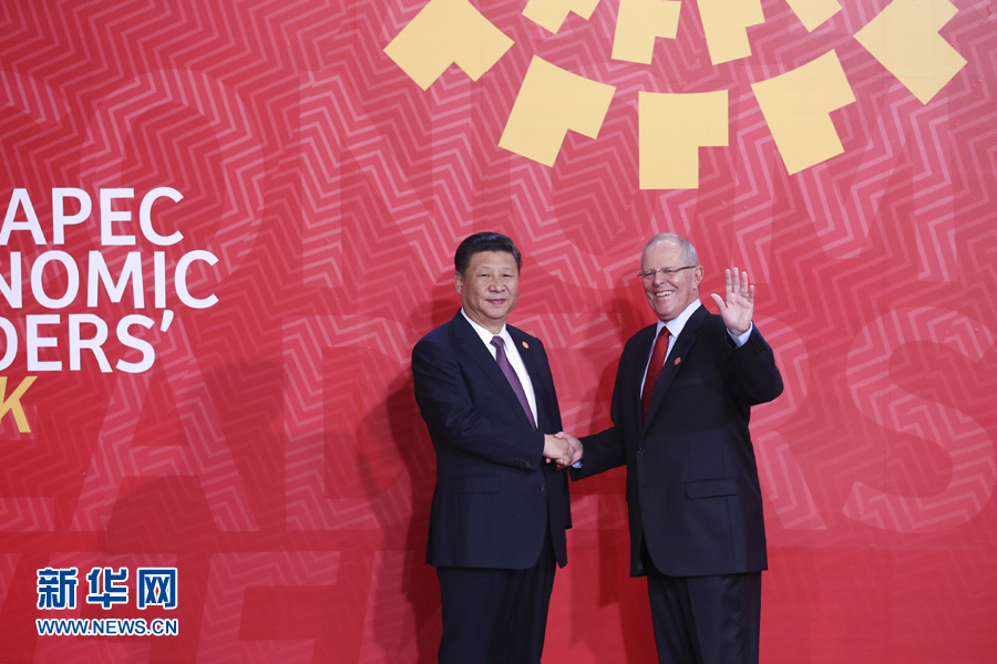 11月20日，亞太經(jīng)合組織第二十四次領(lǐng)導(dǎo)人非正式會(huì)議在秘魯利馬舉行。國(guó)家主席習(xí)近平出席并發(fā)表題為《面向未來(lái)開拓進(jìn)取促進(jìn)亞太發(fā)展繁榮》的重要講話。這是會(huì)議開始前，習(xí)近平受到秘魯總統(tǒng)庫(kù)琴斯基的熱情迎接。 新華社記者 龐興雷 攝