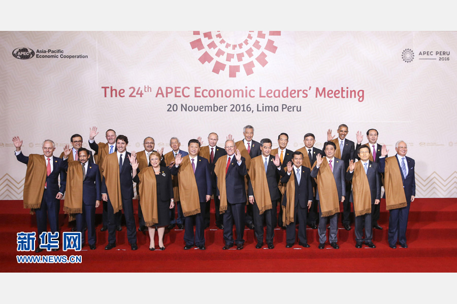11月20日，亞太經(jīng)合組織第二十四次領(lǐng)導(dǎo)人非正式會(huì)議在秘魯利馬舉行。國(guó)家主席習(xí)近平出席并發(fā)表題為《面向未來(lái)開拓進(jìn)取促進(jìn)亞太發(fā)展繁榮》的重要講話。這是會(huì)議期間，國(guó)家主席習(xí)近平同其他亞太經(jīng)合組織成員經(jīng)濟(jì)體領(lǐng)導(dǎo)人、代表合影。 新華社記者 丁林 攝